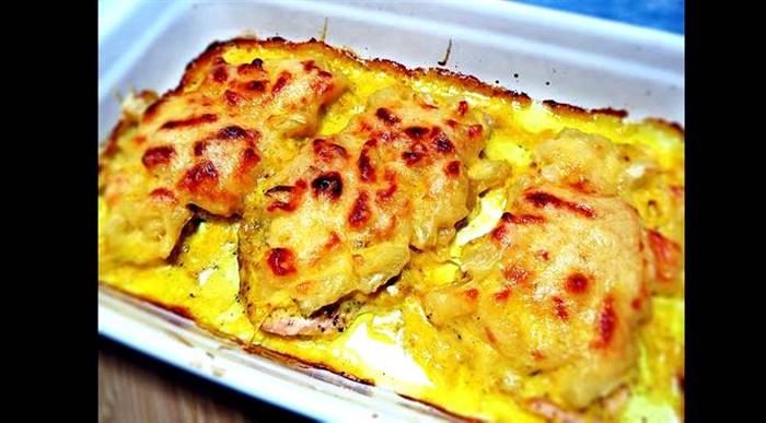 Куряче філе під ананасом і сиром у духовці укласти шматочки