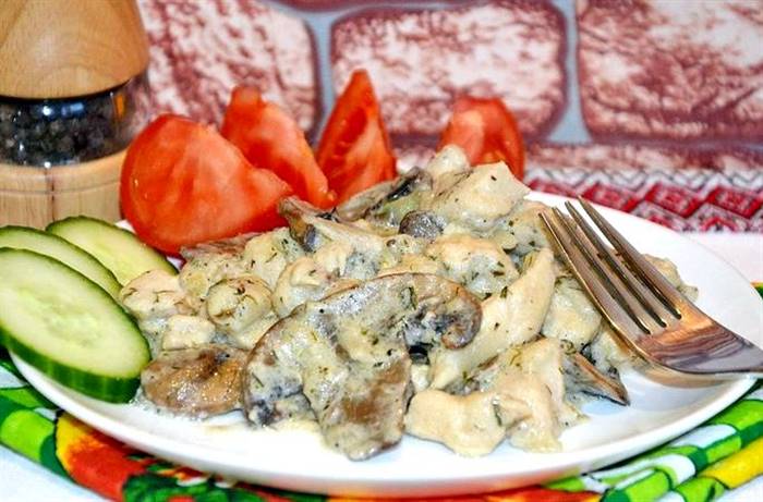 Курка з печерицями у вершковому соусі з усіх куточків
