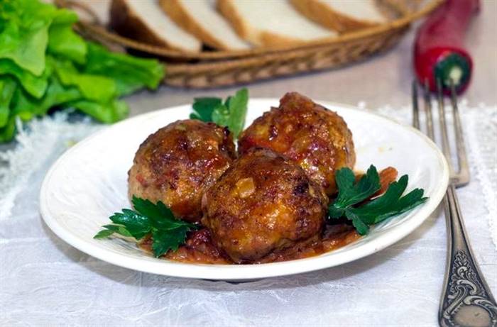 Тефтелі з фаршу з рисом із підливою в духовці М'ясо ріжемо на середні шматочки